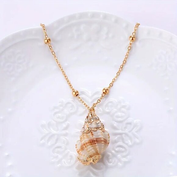 Beautiful Glossy creamy white Shell and Golden Edge Pendant Fashion Necklace - Picture 2 of 2